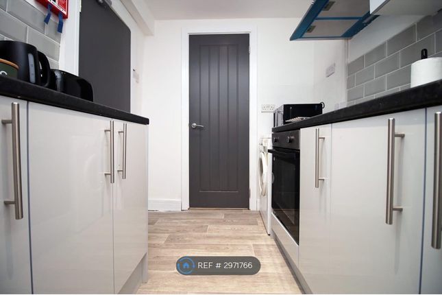 2-bed flat on Hanover St, Swansea, £500/mo