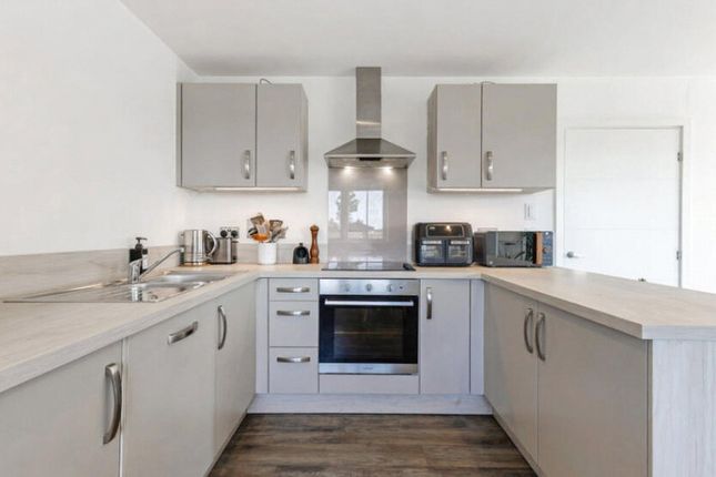 Flat 1, Cypress House, 1, Rosa Close, Godalming photo 4