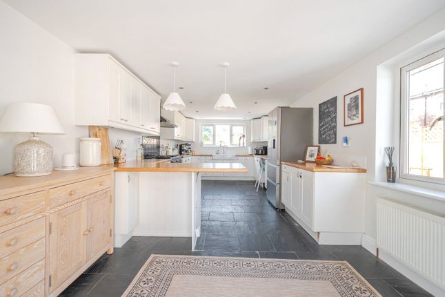 10, Corrie Road, Addlestone photo 4