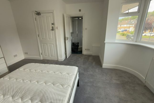 Room 4 65,, Cheyneys Avenue, Edgware photo 3