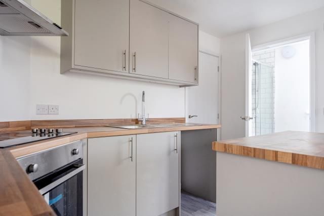 Flat 5, 10, Burford Road, Carterton photo 3