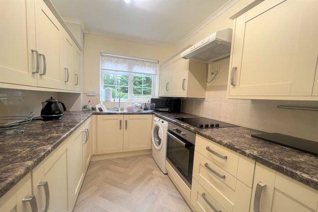 Flat to rent in Bilbets, Rushams Road, Horsham, West Sussex, 2