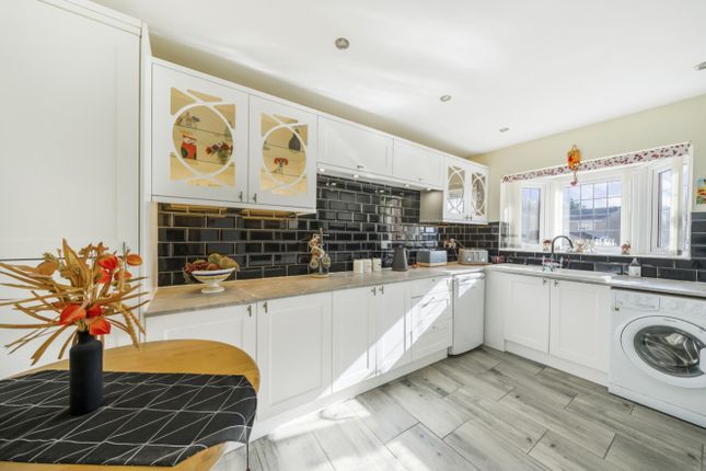 24, Wollaton Paddocks, Nottingham photo 2