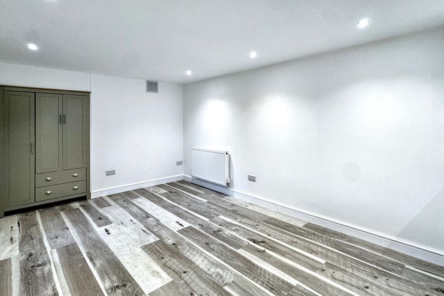 Bright, Newly Refreshed Double Bedroom With Modern...