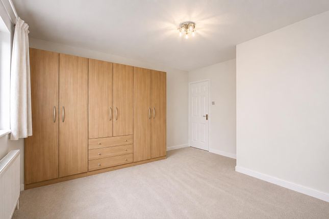 Flat 4 Griffin Court, Griffin Way, Leatherhead photo 4
