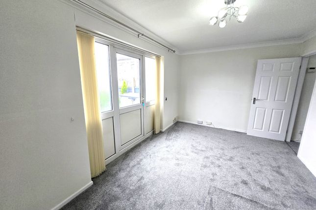 12 Brook Close, Nottingham photo 4
