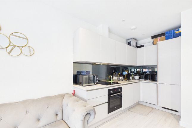 Flat 10, Compass House 207-215,, London Road, Surrey photo 2