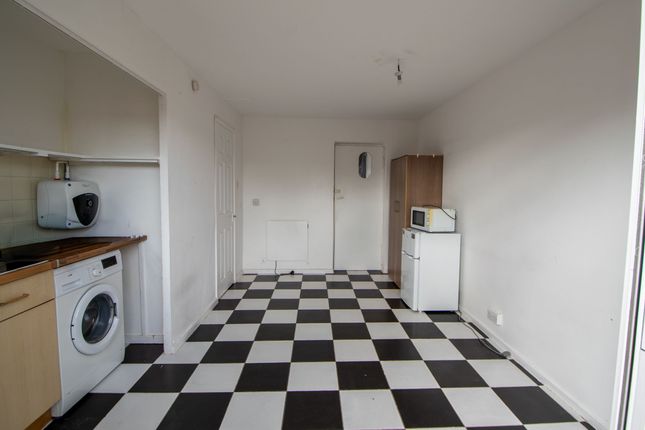 8A Caernarvon Close, Mitcham photo 4