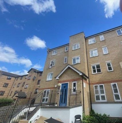 Thumbnail Flat to rent in Wheat Sheaf Close, London