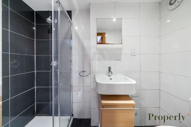 Flat for sale in Cathcart Hill, London