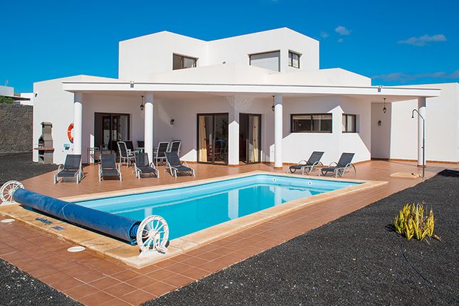 3 Bed Villa For Sale In Near Calle Francia Playa Blanca