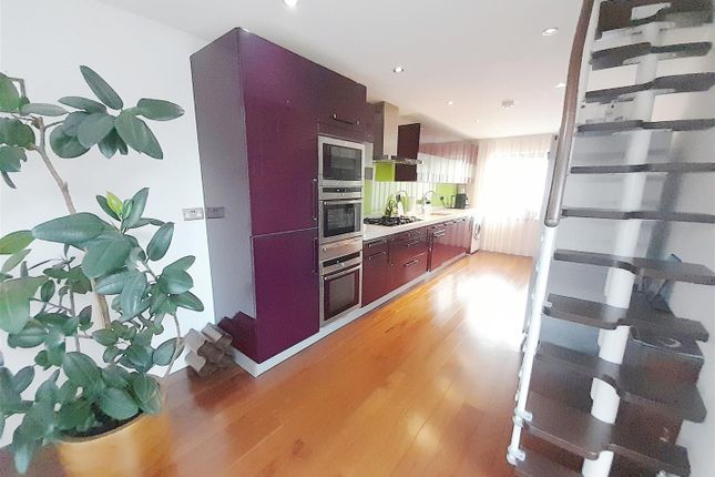 6, Cosgrove Close, Hayes photo 3