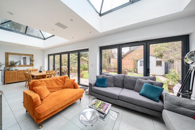 2, Parnell Gardens, Weybridge photo 3