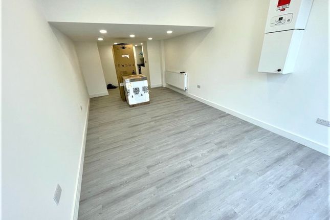 Thumbnail Flat to rent in Queens Drive, London