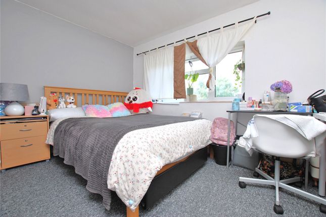 38, Broomfield, Guildford photo 3