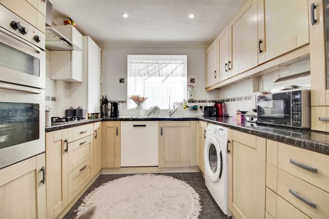 6, Picketts, Welwyn Garden City photo 4