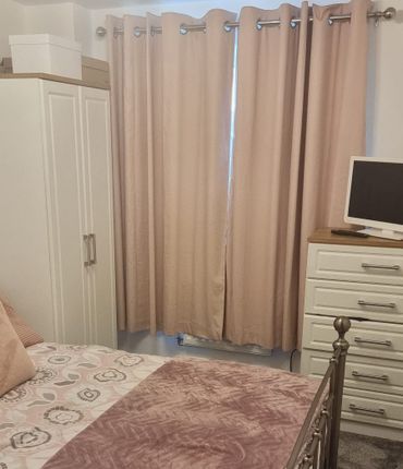 Room @, 52, Barn Avenue, Aldershot photo 2