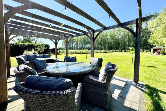 Pool House Outside Dining