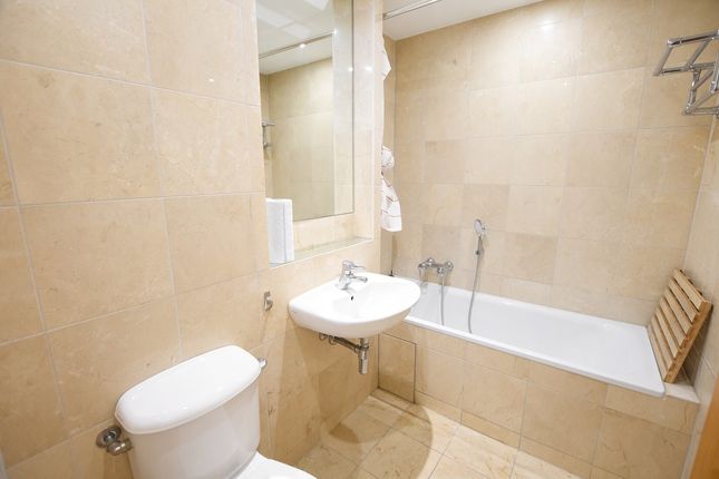 Apartment 101 Berkeley Tower 48, Westferry Circus, London photo 5