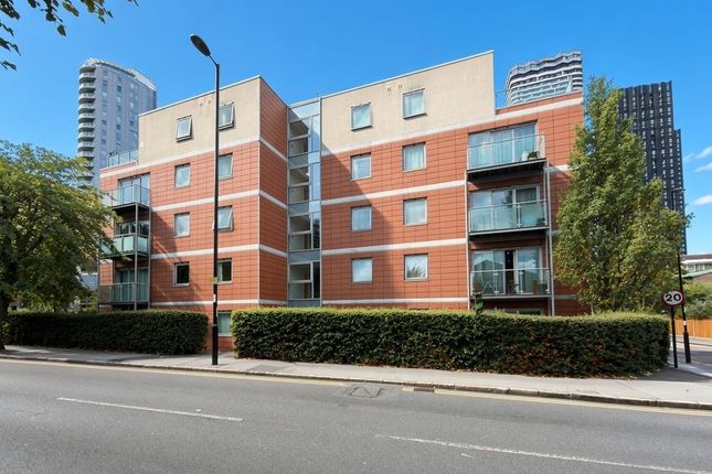 2-bed flat on 7, Addiscombe Grove, Croydon, £110,000