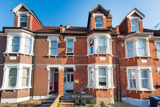 Flat to rent in Temple Road, Croydon