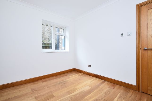 Flat 2 Shaftesbury House, 16a, Perry Hill, London photo 4
