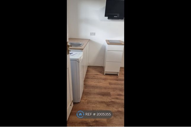 Room to rent in Hunters Way, Slough