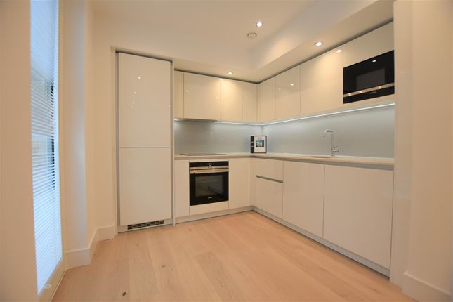 Flat to rent in Garnet Place, West Drayton