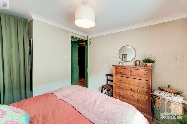 Flat to rent in Mile End Road, London