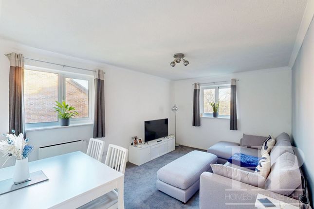 37 Black Swan Close, Crawley photo 2