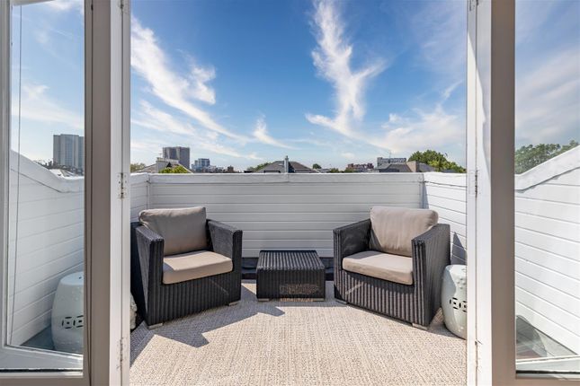 Flat for sale in Belsize Square, London