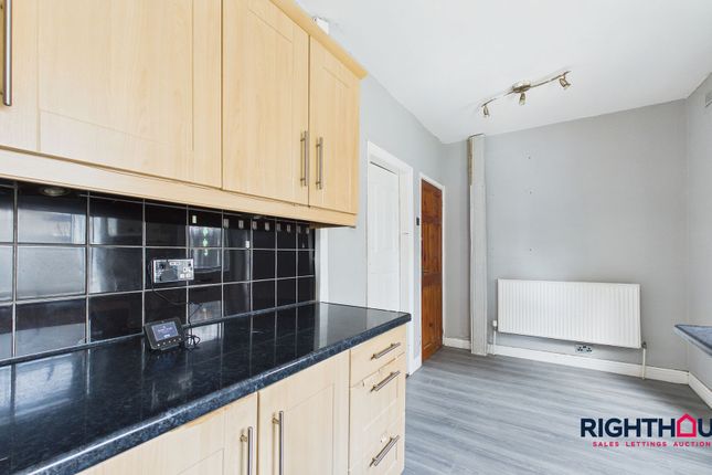 15 Como Grove, Bradford photo 4