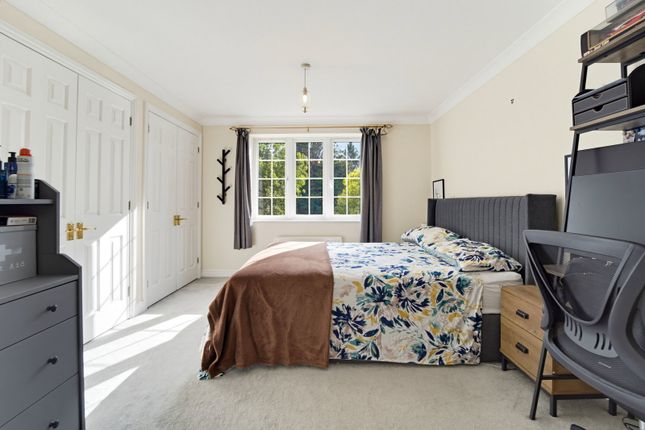 Meadow View, Chertsey photo 4