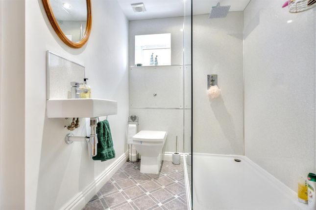 Downstairs Bathroom.Jpeg