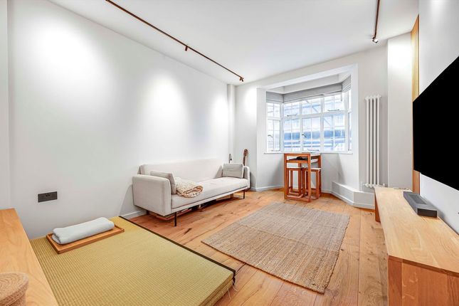 Flat 196, Russell Court, Woburn Place, London photo 3