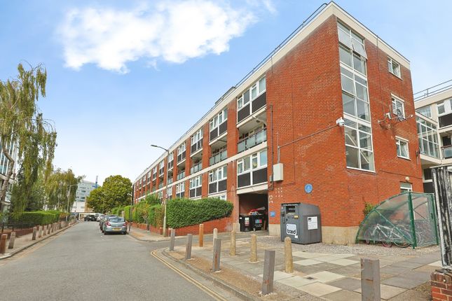 12, Searles Close, London photo 4