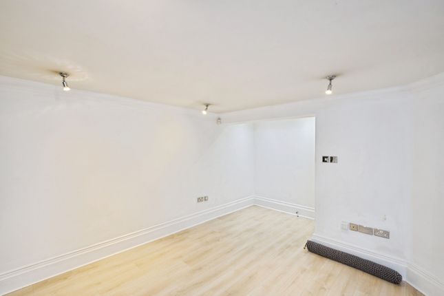 17 CHAMBERLAIN COURT photo 4