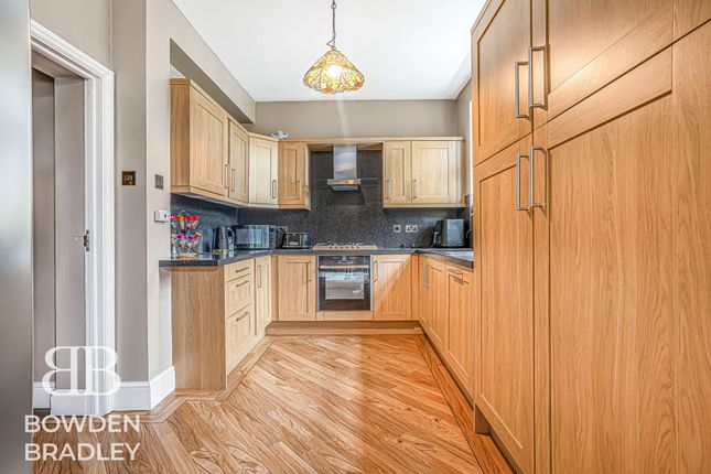 27 Babbacombe Gardens, Redbridge photo 2