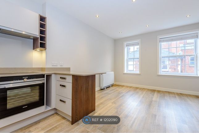 2 bed flat to rent in South Street, Farnham GU9