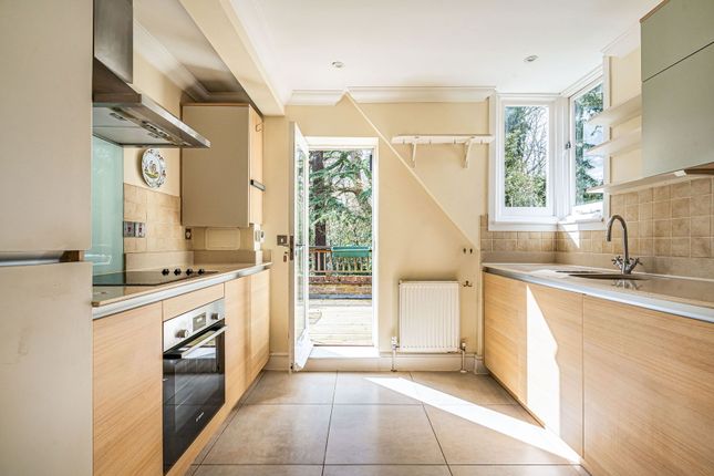 Flat 5 Heathside, Burnhams Road, Leatherhead photo 4