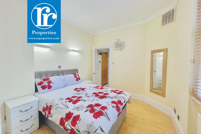 Flat to rent in White Horse Street, London