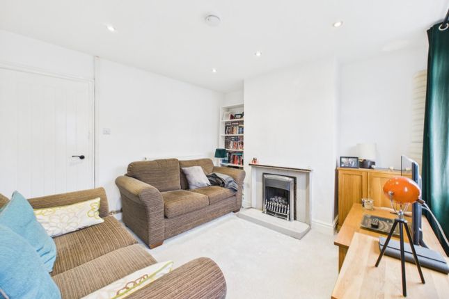 7, Manywells Crescent, Bradford photo 2