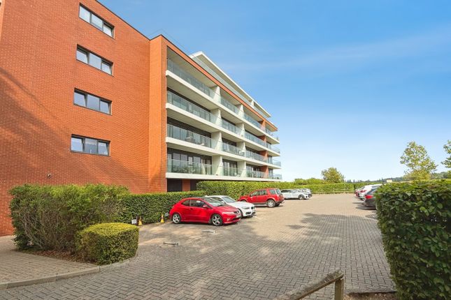 2-bed flat on 45 Carruthers Court, Racecourse Road, Berkshire, £1,625/mo