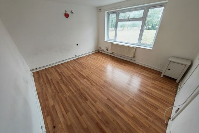 Flat 4, 76, Dabbs Hill Lane, Northolt photo 2
