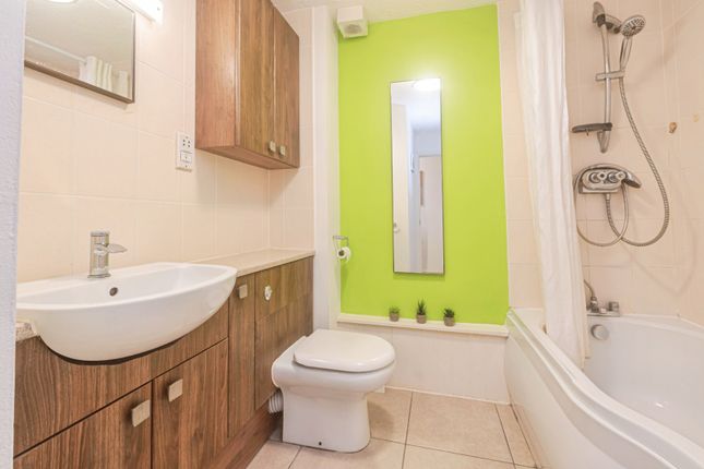 4, Holly Close, Hampshire photo 4