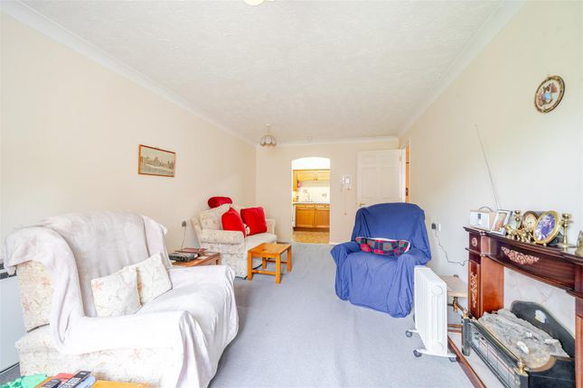 3 Oak Lodge, New Road, Crowthorne photo 2