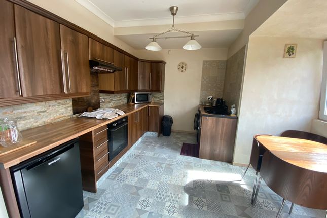 8, LOCARNO AVENUE, BRADFORD photo 3