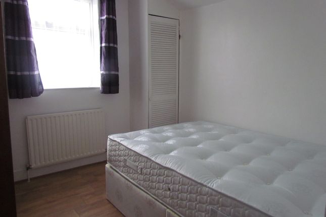 Thumbnail Shared accommodation to rent in Winter Avenue, London