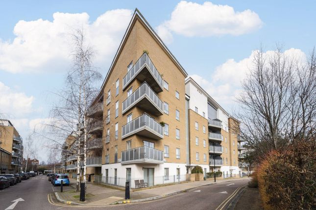 Thumbnail Flat to rent in Clock View Crescent, Islington, London