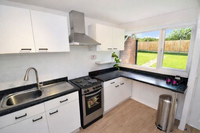 4, Turner Drive, Brierley Hill photo 3